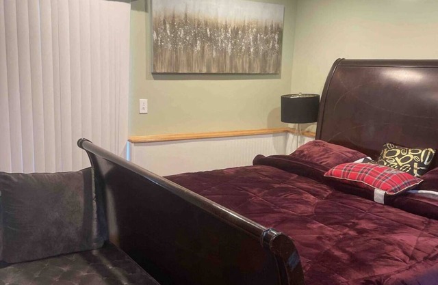 1 beautiful master bedroom , bathroom ( Not an entire house )