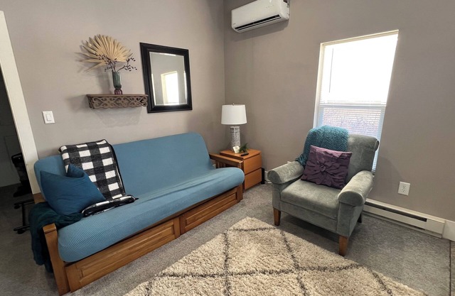 1 Bed 1 Bath Cozy Apartment NE CR Close to Coe College and Mt. Mercy University
