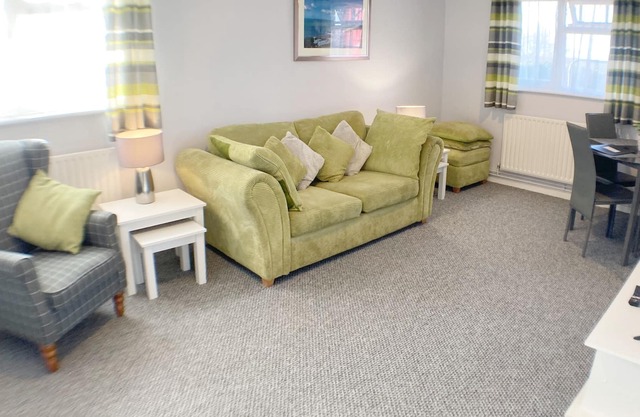 1 BED GROUND FLOOR APARTMENT WITH GARDEN IN STEVENAGE