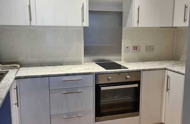 1 Bed Apartment close to the hospital and town centre with private parking