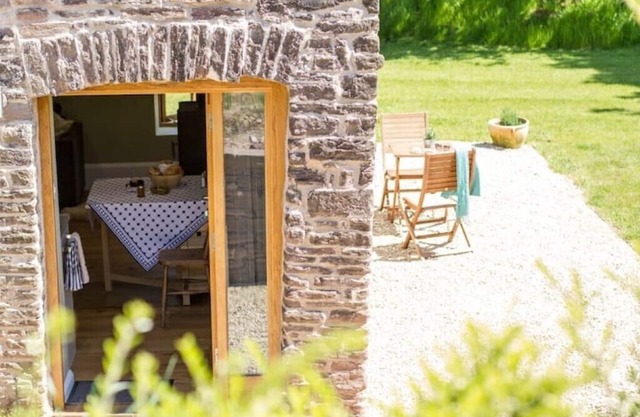 1 bed Barn, open living space , pet friendly, rural, with easy access from M4