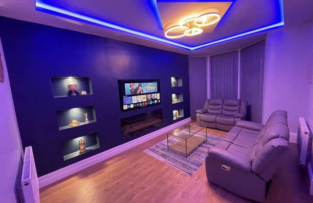 1 Bed Flat - Sleeps 2 - Hot Tub - Parking - Wifi