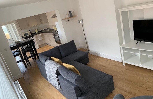1 Bed Flat Sleeps 4 Free Parking Balcony