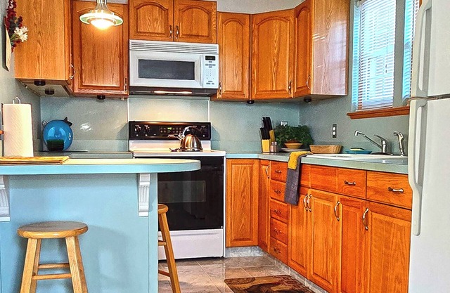 1-Bed Furnished Apartment, close to Fenton, Michigan. Pets welcome. 1-car Garage