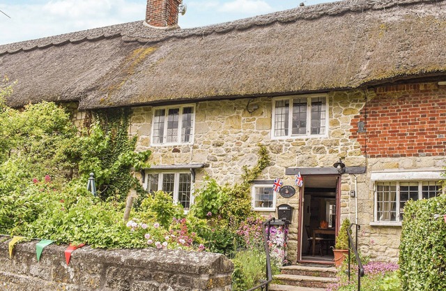 This chocolate box thatched cottage is the perfect romantic getaway to either explore or relax.