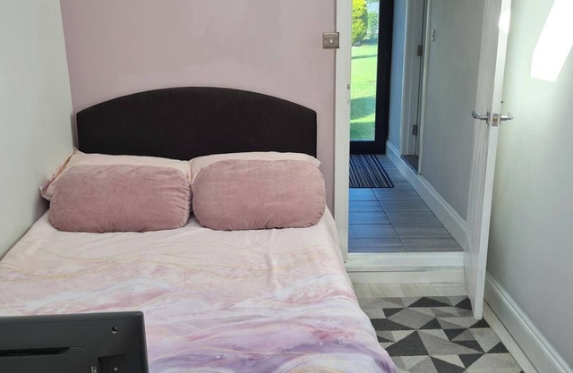 1 Bed Annex 2 mins from Harlow Mill train station