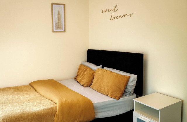 Wolverhampton City Centre - 1-Bed Flat - Sleeps 3