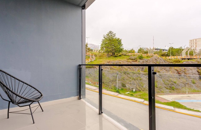 1 bedroom apartment with balcony and sea view