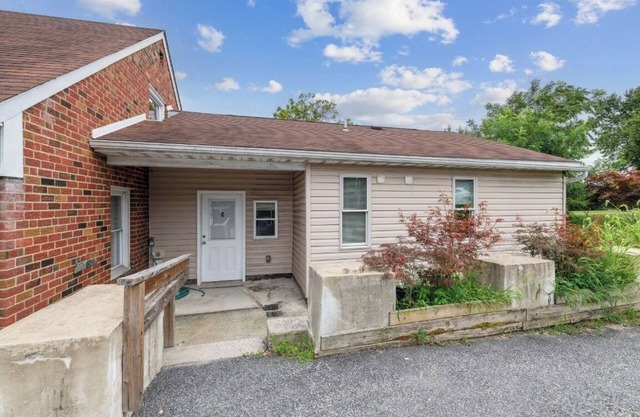 1 bedroom, 1 full bath shower, double vanity, full kitchen, eat in kitchen, deck