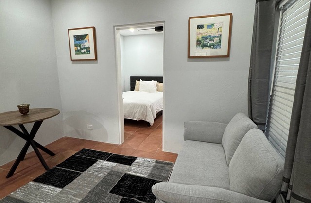 1 Bedroom - 5 mins from city of Hamilton