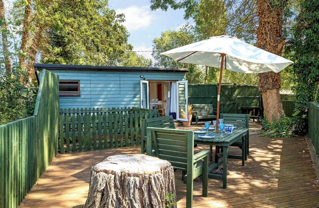 Beautiful Island Lodge is situated right on the water’s edge at Paper Mill Lock.