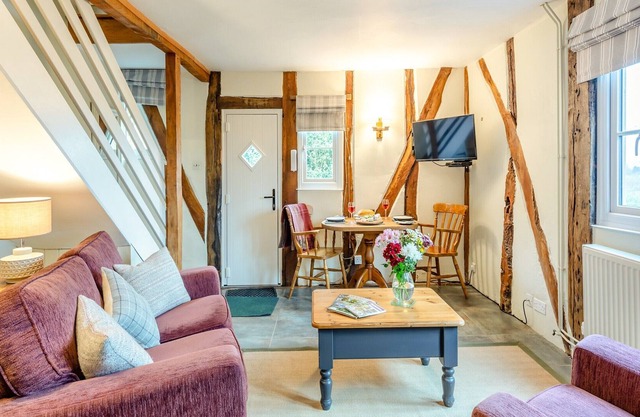 1 bedroom accommodation in Ridgeway Cross, near Malvern