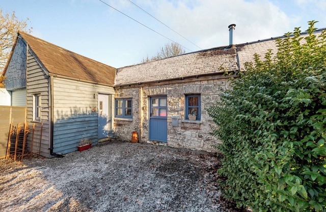 Lovely ground floor, end terrace cottage just 2 miles from the beautiful harbour town of Aberaeron.