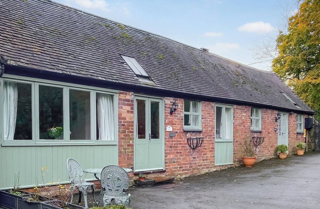 Located in a fantastic area of the Peak District, with ample walks and activities from your door.