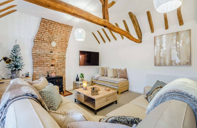 A superb luxury cottage with a private hot tub just a stroll away from restaurants, pubs and shops.