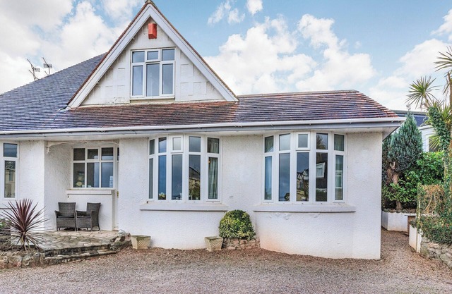 Driftwood is a refurbished (2021) one bedroom ground floor apartment, sleeping up to 2 guests.