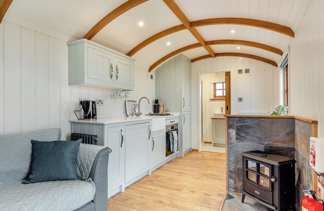 An idyllic setting for couples to relax and unwind in a stunning, contemporary shepherd’s hut.