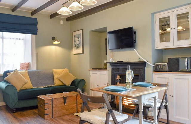 Beck View Cottage offers the perfect couples retreat, situated close to the harbour front.