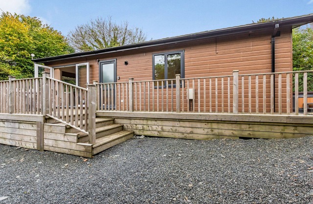 New in 2018. Deluxe lodge with two doubles each with a TV one with en suite walk in shower.