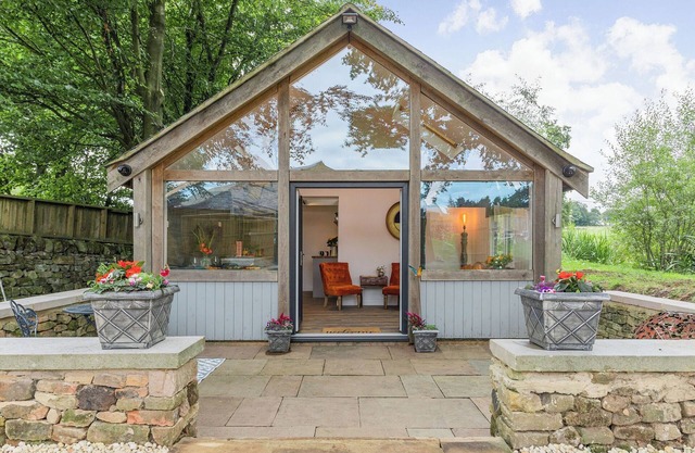This detached lodge sits perfectly by the side of a pretty lake and boasts a characterful interior.