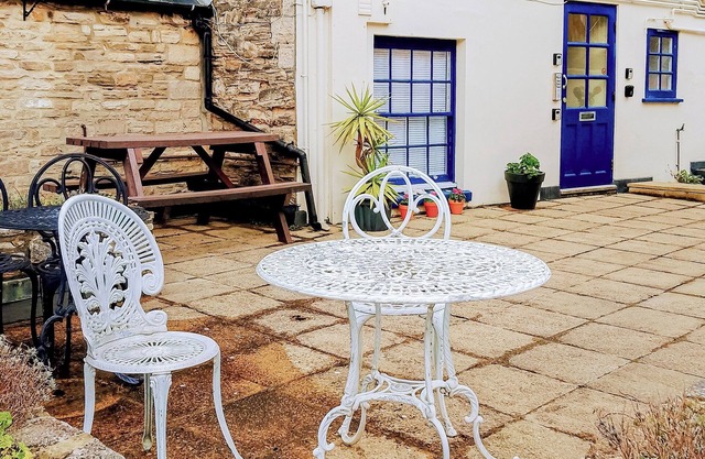 You will adore this holiday home set at the heart of this bustling seaside town.
