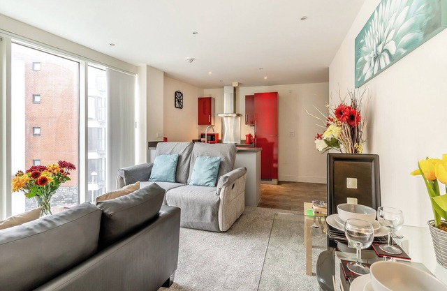A lovely third floor apartment just a short walk from the beach front and theatre.