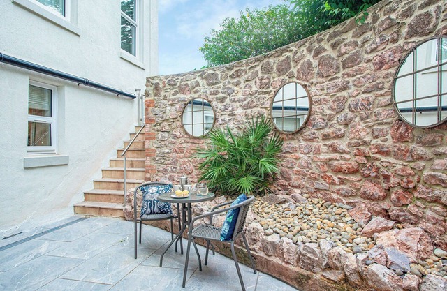 Below Deck is a stylish and luxurious apartment in Torquay, the heart of the English Riviera.