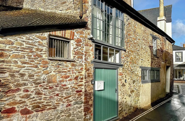 Cosy one-bed holiday cottage in Totnes centre, boasting a wood burner for warmth and comfort.