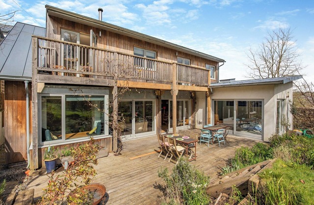 Discover this eco-friendly one-bedroom holiday apartment near the town of Totnes.