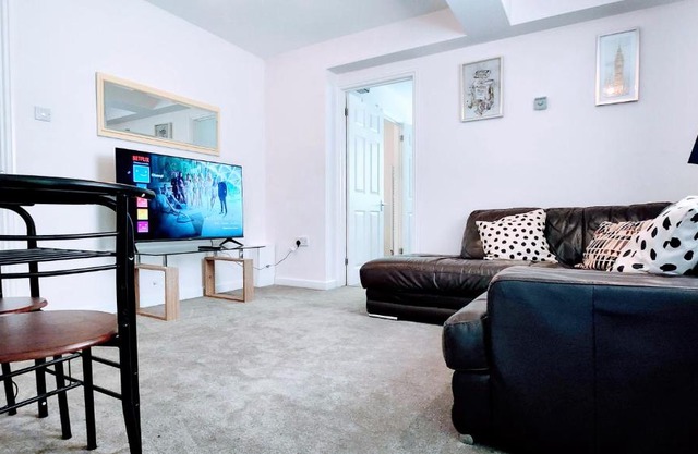 1 Bedroom Annex - Close to Frimley Hospital - Private Entrance