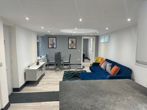1 Bedroom Apartment - Abacus House - Huntingdon Town Centre - Contractor Friendly - Free Parking - Full Kitchen - Washer Dryer - Spacious - Ideal for Work Stays