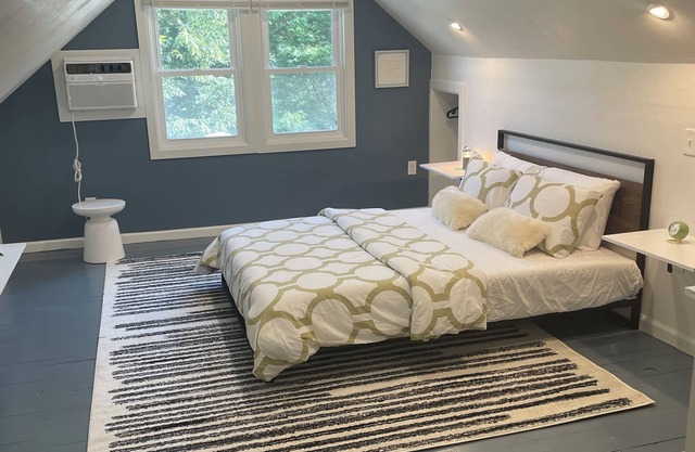 Cozy 1-bedroom apartment with Euro charm in delightful Cleveland with WiFi, AC