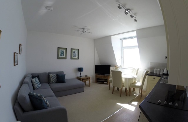Appartement 1 chambre avec vue imprenable sur la mer, jardins privés et court de tennis