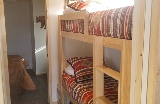 Profitez de l'élégance rustique et montagnarde dans un ranch en bordure de la ville de Mammoth Lakes