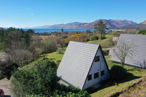 1 Bedroom Cabin with Mountain & Loch Views - Quiet Location between Glencoe & Ben Nevis