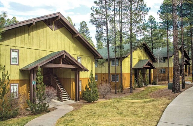 1 Bedroom Condo w/ Kitchen, Sleeps 4, at Pinetop Resort, in White Mountains!!