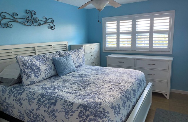 1-bedroom condo in fabulous Fort Myers, WiFi, AC, beautiful pool and Tiki Hut