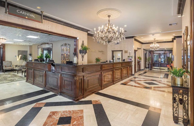 1 Bedroom Condo with Kitchen for Super Bowl! On St Charles Streetcar Route!