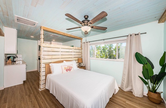 1 Bedroom Cozy & Coastal Vacation Home Steps Away from Beach