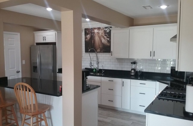 NOUVELLE LISTE! 79 $ AVEC VUE SUR LA MONTAGNE, ANIMAL FAMILIER SUR 4 ACRES!