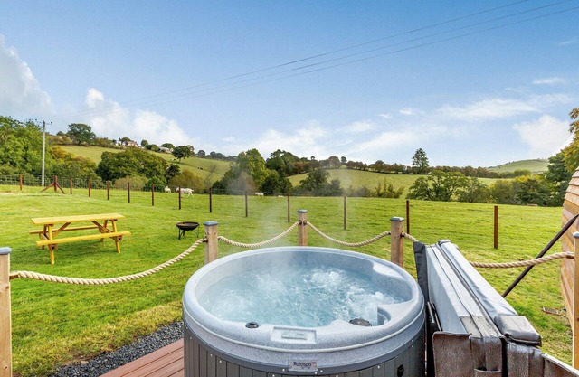 With a private hot tub this fantastic pod offers comfortable accommodation for guests.