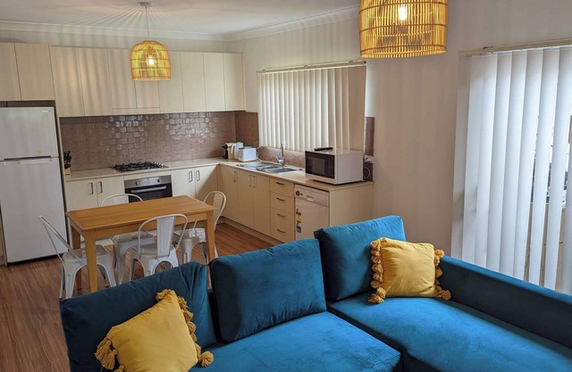 1 bedroom guesthouse near airport with private access and parking