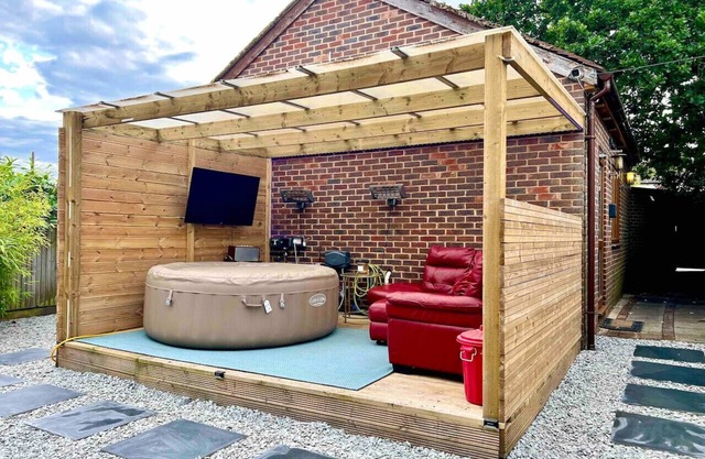 1 Bedroom home with hot tub & private garden