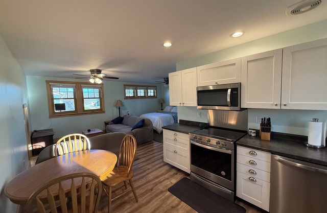 1-bedroom loft in South Bend! Walking distance to ND with private entrance.