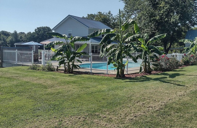 1-bedroom poolhouse just 10 minutes drive to My Old Kentucky Home State Park