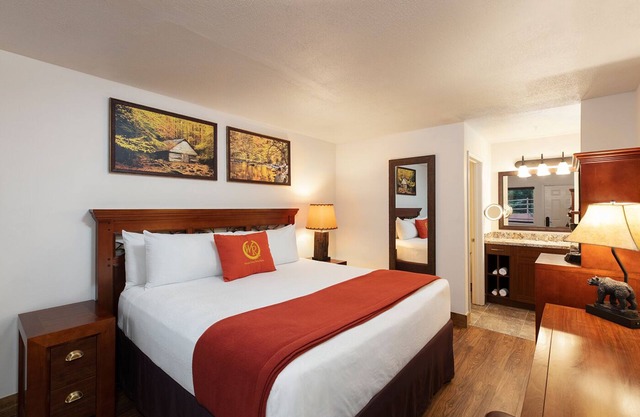 1 or 2-bedroom resort in charming Branson Woods with large rooms and activities
