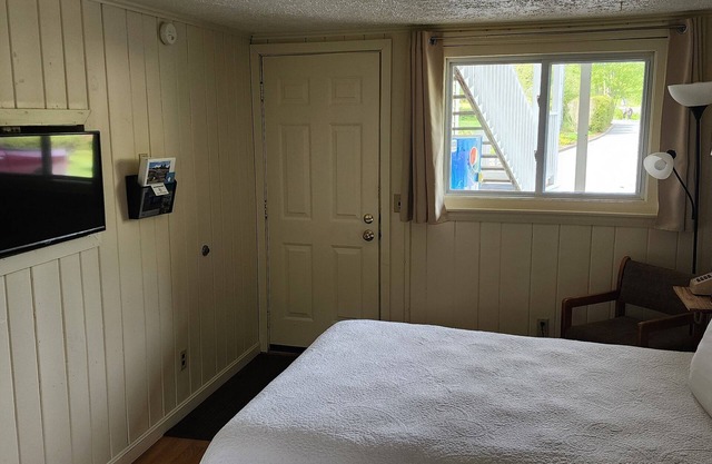 1-bedroom Room 16 minutes from University of Maine - Farmington