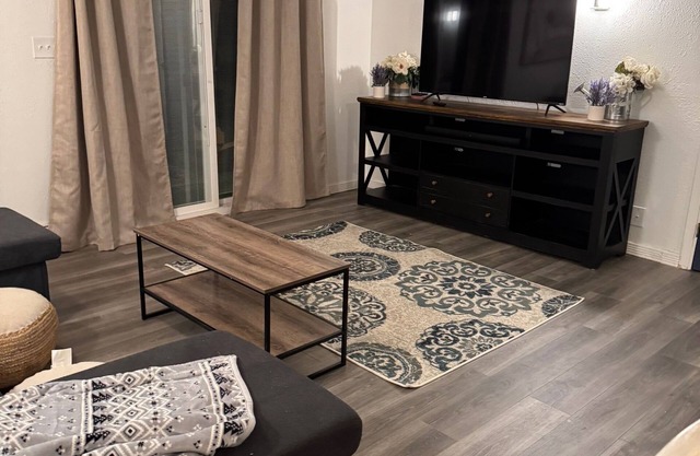 1 Bedroom + sofa bed, upstairs apartment with large All-season porch