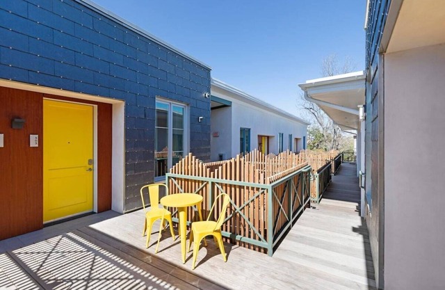 1 Bedroom Suite - One Block from King Street! Pet Friendly