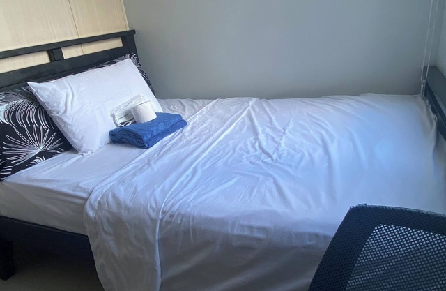 1-bedroom with AC and WiFi in fabulous Makati